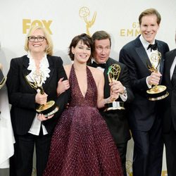 Lena Headey y David Nutter de los más divertidos posando en los Emmy 2015