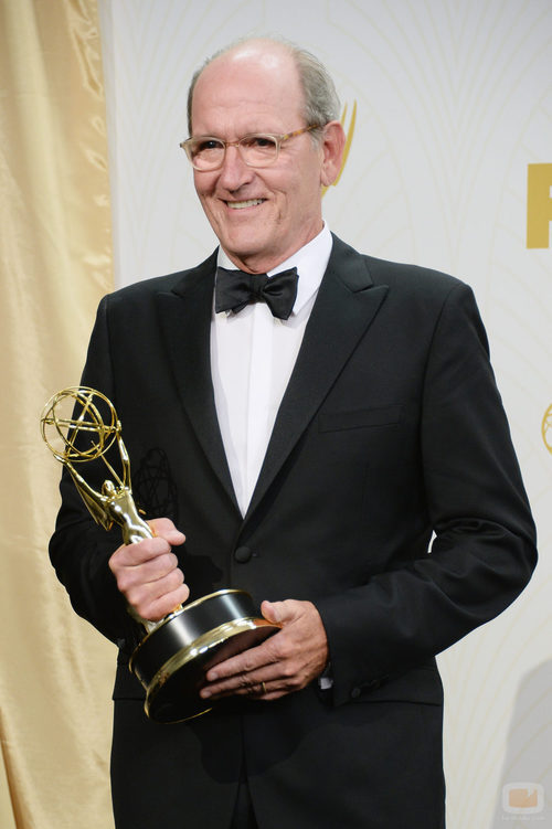Richard Jenkins, un elegante ganador del Emmy 2015