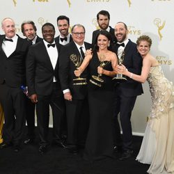 Julia Louis-Dreyfus posa junto a todos sus compañeros de serie en los Emmy 2015