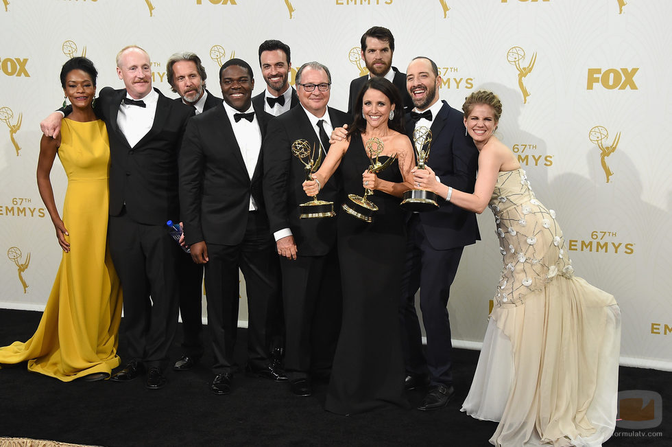Julia Louis-Dreyfus posa junto a todos sus compañeros de serie en los Emmy 2015