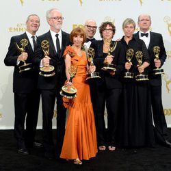 El equipo al completo de 'Olive Kiteridge' posan en la alfombra de los Emmy 2015