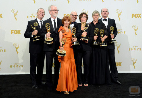 El equipo al completo de 'Olive Kiteridge' posan en la alfombra de los Emmy 2015