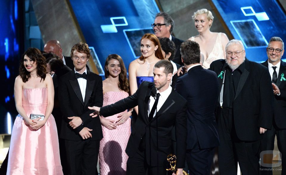 El equipo de 'Juego de Tronos' invadió el escenario de los Emmy 2015