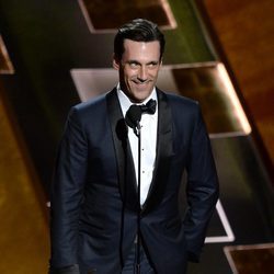 John Hamm recibe de lo más seductor su Emmy 2015