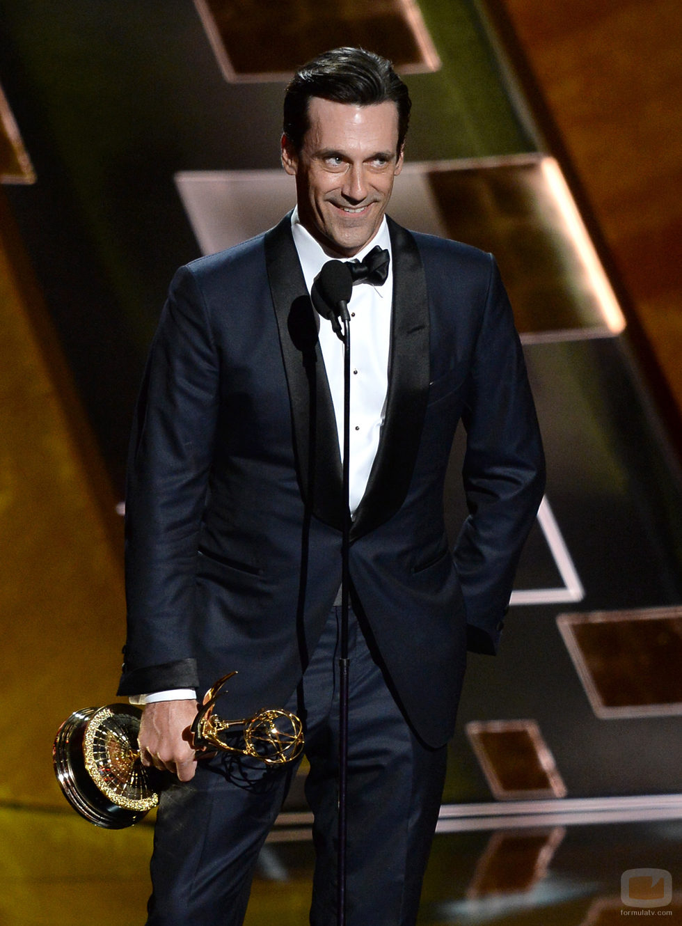 John Hamm recibe de lo más seductor su Emmy 2015