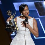Regina King recoge su premio brillando en los Emmy 2015
