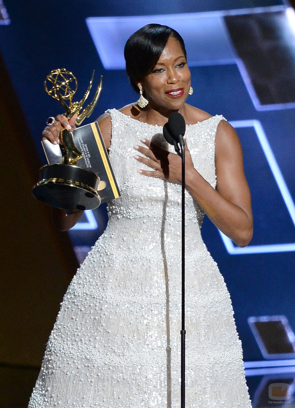 Regina King recoge su premio brillando en los Emmy 2015