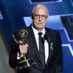 Jeffrey Tambor, visiblemente emocionado, recogiendo su Emmy 2015