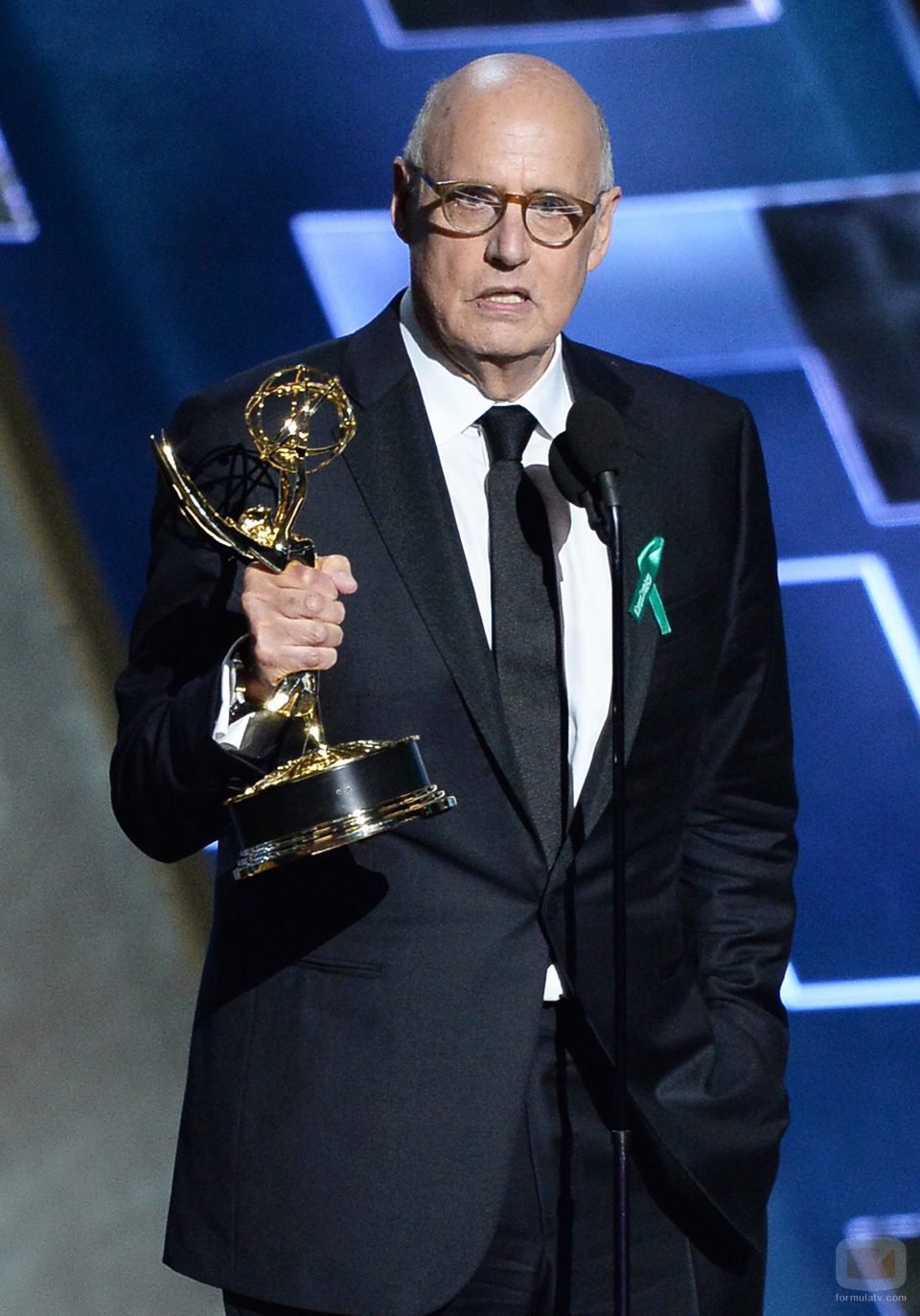 Jeffrey Tambor, visiblemente emocionado, recogiendo su Emmy 2015