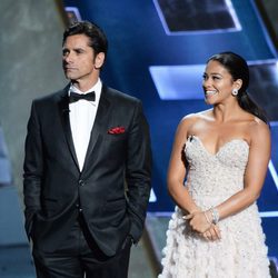 John Stamos y Gina Rodríguez entregaron uno de los premios en los Emmy 2015