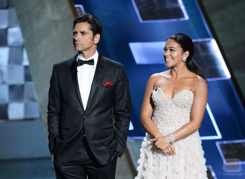 John Stamos y Gina Rodríguez entregaron uno de los premios en los Emmy 2015