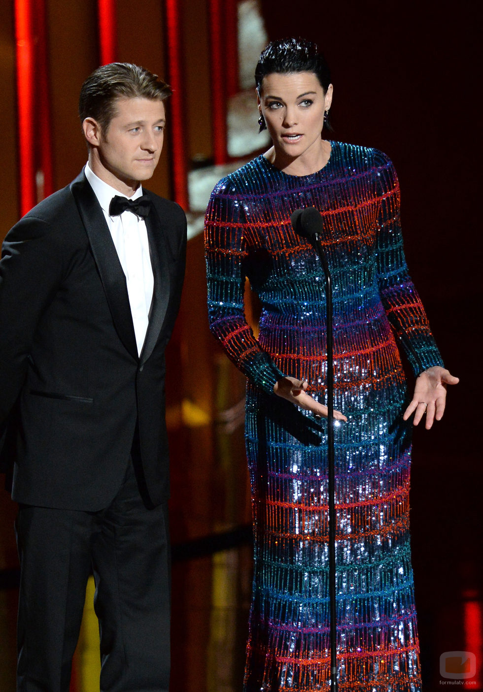 Ben McKenzie y Jaimie Alexander, una pareja de guapos en los Emmy 2015