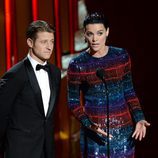 Ben McKenzie y Jaimie Alexander, una pareja de guapos en los Emmy 2015
