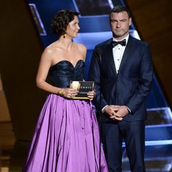 Maggie Gyllenhaal y Liev Schreiber entregan un premio en los Emmy 2015