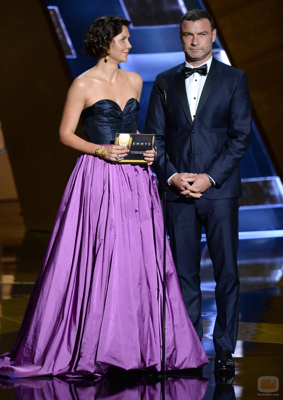 Maggie Gyllenhaal y Liev Schreiber entregan un premio en los Emmy 2015