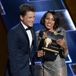 Robe Lowe y Kerry Washington, complicidad en el escenario de los Emmy 2015