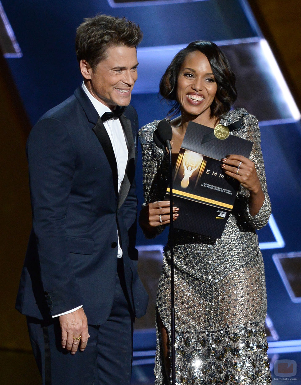 Robe Lowe y Kerry Washington, complicidad en el escenario de los Emmy 2015