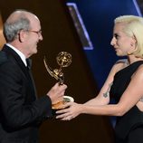 Lady Gaga le entrega a Richard Jenkins un Emmy 2015