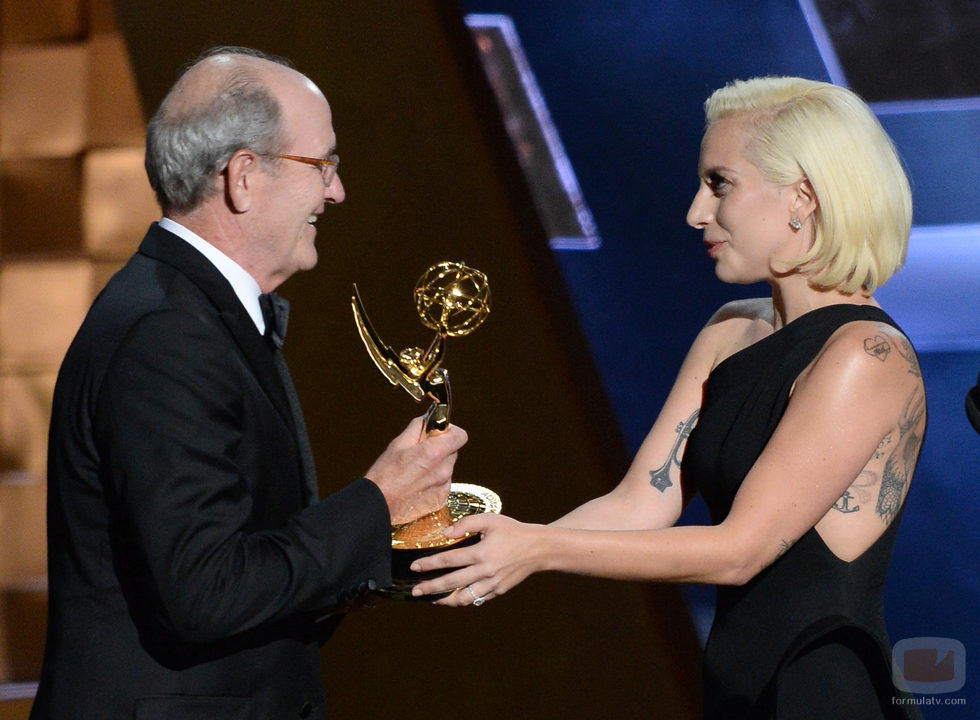 Lady Gaga le entrega a Richard Jenkins un Emmy 2015