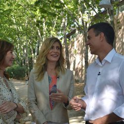 La mujer de Pedro Sánchez (PSOE) se une a la entrevista con Ana Rosa