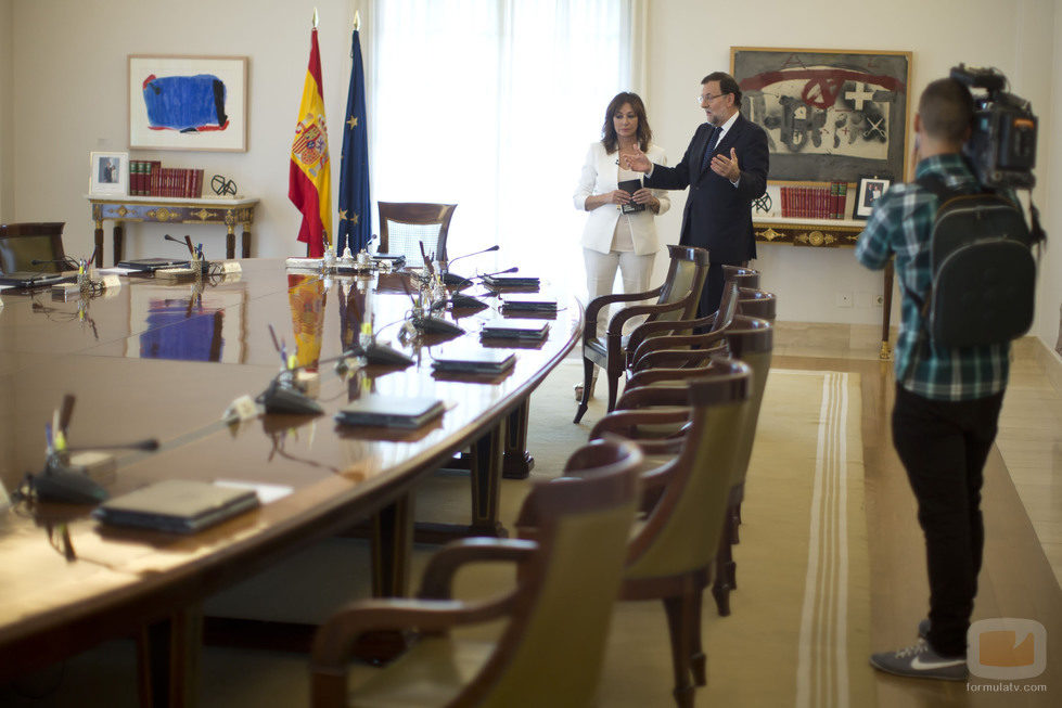 Mariano Rajoy (PP) muestra a Ana Rosa su lugar de trabajo