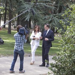 Ana Rosa y Mariao Rajoy (PP) pasean por La Moncloa