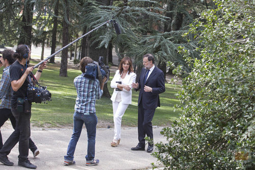 Ana Rosa y Mariao Rajoy (PP) pasean por La Moncloa