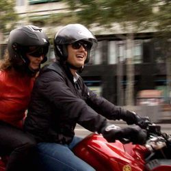 Ana Rosa y Albert Rivera (C's) montan en moto