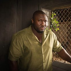 Nonzo Anozie interpeta al guía del safari Abraham Kenyatta en 'Zoo'