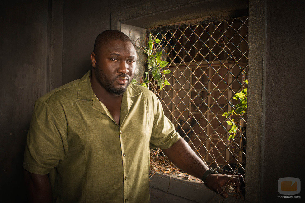 Nonzo Anozie interpeta al guía del safari Abraham Kenyatta en 'Zoo'