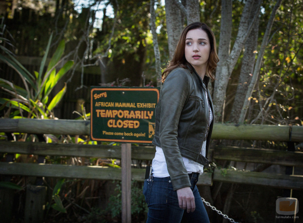 Jamie Campbell en su investigación a las empresas de alimentación en 'Zoo'