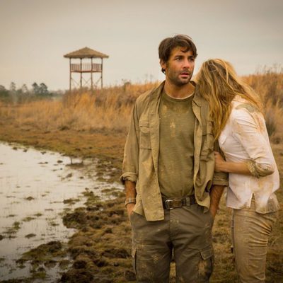 Jackson Oz después de rescatar a Chloe Tousignant tras el ataque de los leones en 'Zoo'