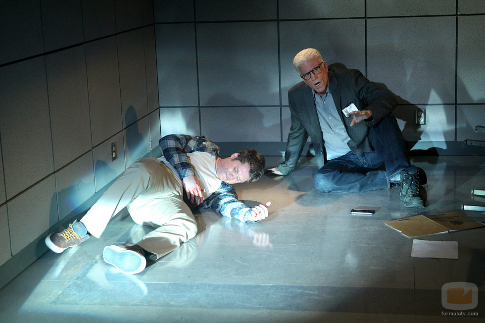 Russell intenta defender a un joven tiroteado en pleno secuestro en 'CSI: Las Vegas'