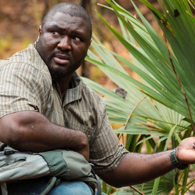 Abraham investiga a los animales del entorno en 'Zoo'