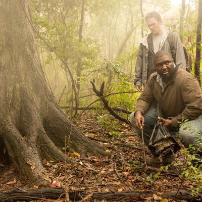 Mitch y Abraham intentando dar caza a uno de los lobos en 'Zoo'