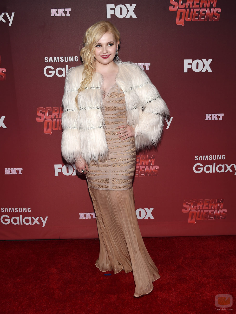 Abigail Breslin sorprende con su chaqueta de pelos en el preestreno de 'Scream Queens'