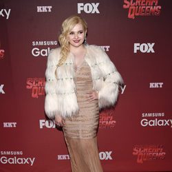 Abigail Breslin sorprende con su chaqueta de pelos en el preestreno de 'Scream Queens'