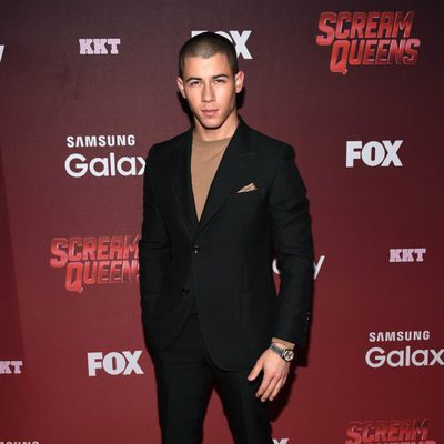 Nick Jonas, de riguroso traje, en el preestreno de 'Scream Queens'