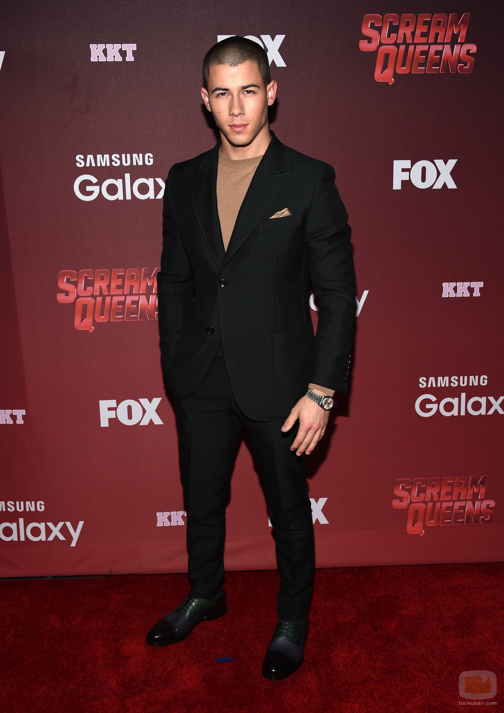 Nick Jonas, de riguroso traje, en el preestreno de 'Scream Queens'