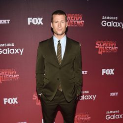 Glen Powell posó para los medios en el preestreno de 'Scream Queens'