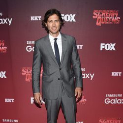 Brad Falchuk, muy elegante, en el preestreno de 'Scream Queens'