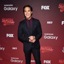 Diego Boneta muy sonriente en el preestreno de 'Scream Queens'