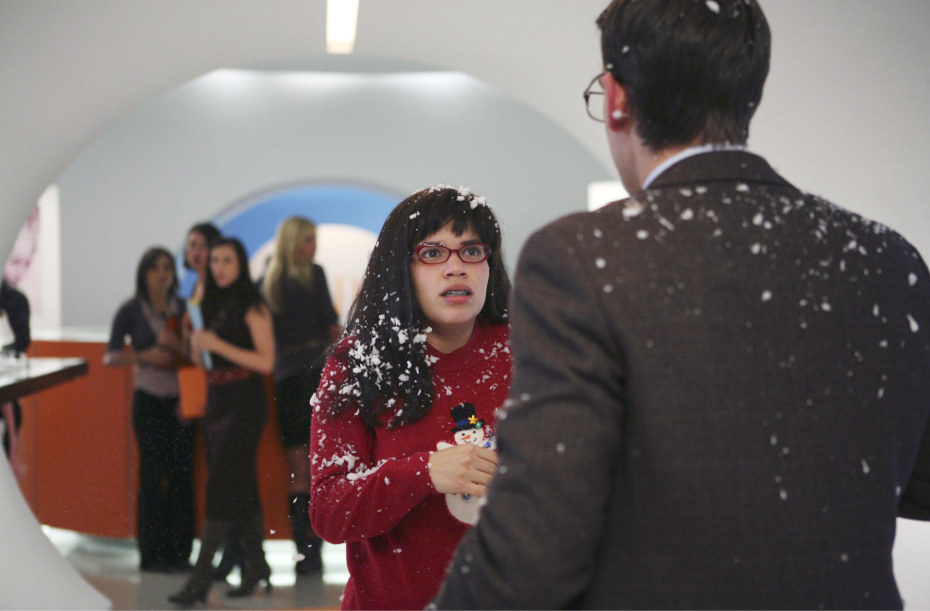 America Ferrera mira a Christopher Gorham