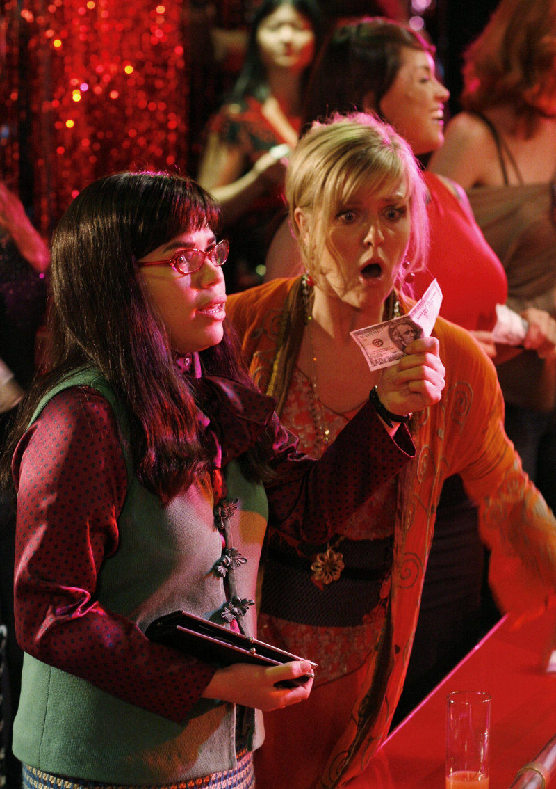 America Ferrera en una escena con Ashley Jensen