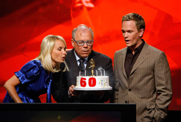 Kristin Chenoweth, John Schaffner y Neil Patrick Harris en los Emmys