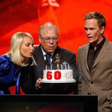 Kristin Chenoweth, John Schaffner y Neil Patrick Harris en los Emmys