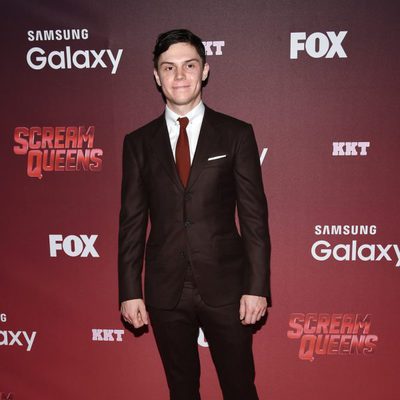 Evan Peters, con traje y corbata, en el preestreno de 'Scream Queens'