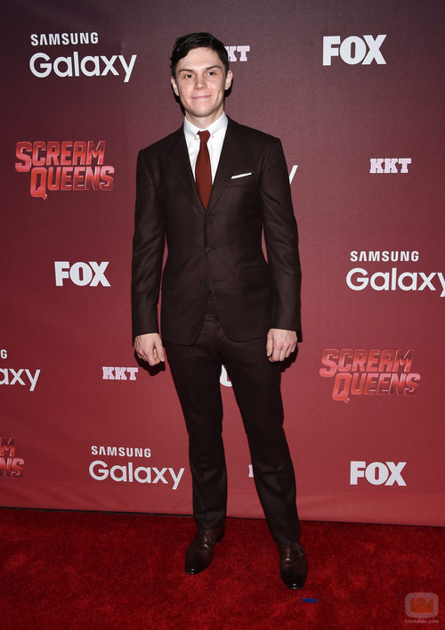 Evan Peters, con traje y corbata, en el preestreno de 'Scream Queens'