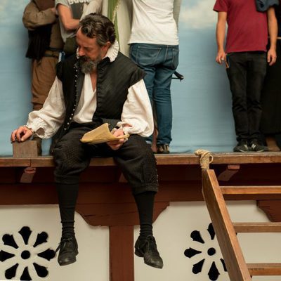 Pere Ponce en un descanso en el rodaje de 'El Ministerio del Tiempo'