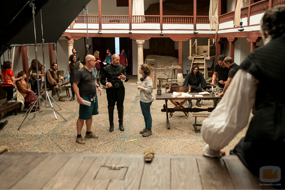 El equipo técnico junto a Miguel Rellán en 'El Ministerio del Tiempo'